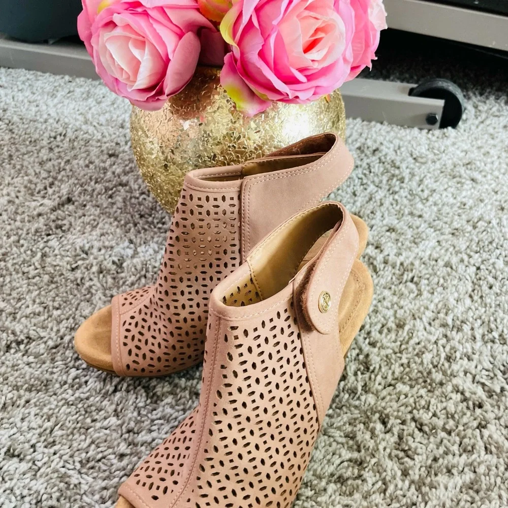 Giani Bernini Joisey Women’s Tan Peep Toe Ankle Strap Cut Out Heeled Booties